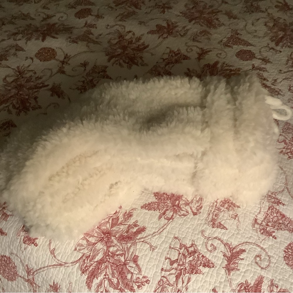 Four Tahari Fluffy White Christmas Stockings NWOT - Picture 8 of 12